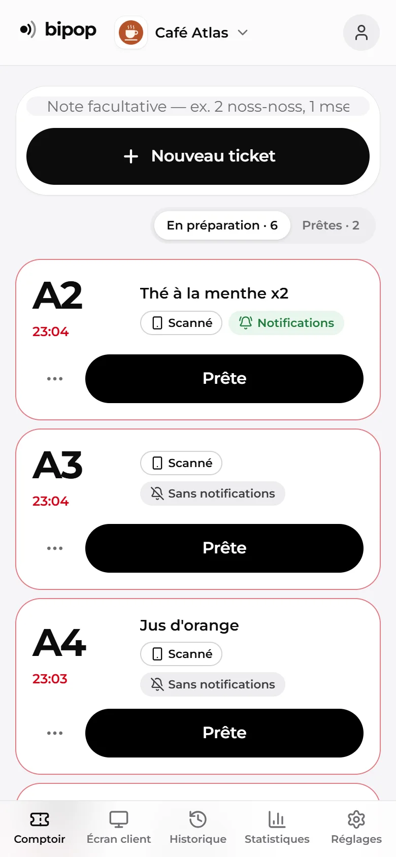 Comptoir en mode sombre avec les tickets en préparation et prêts