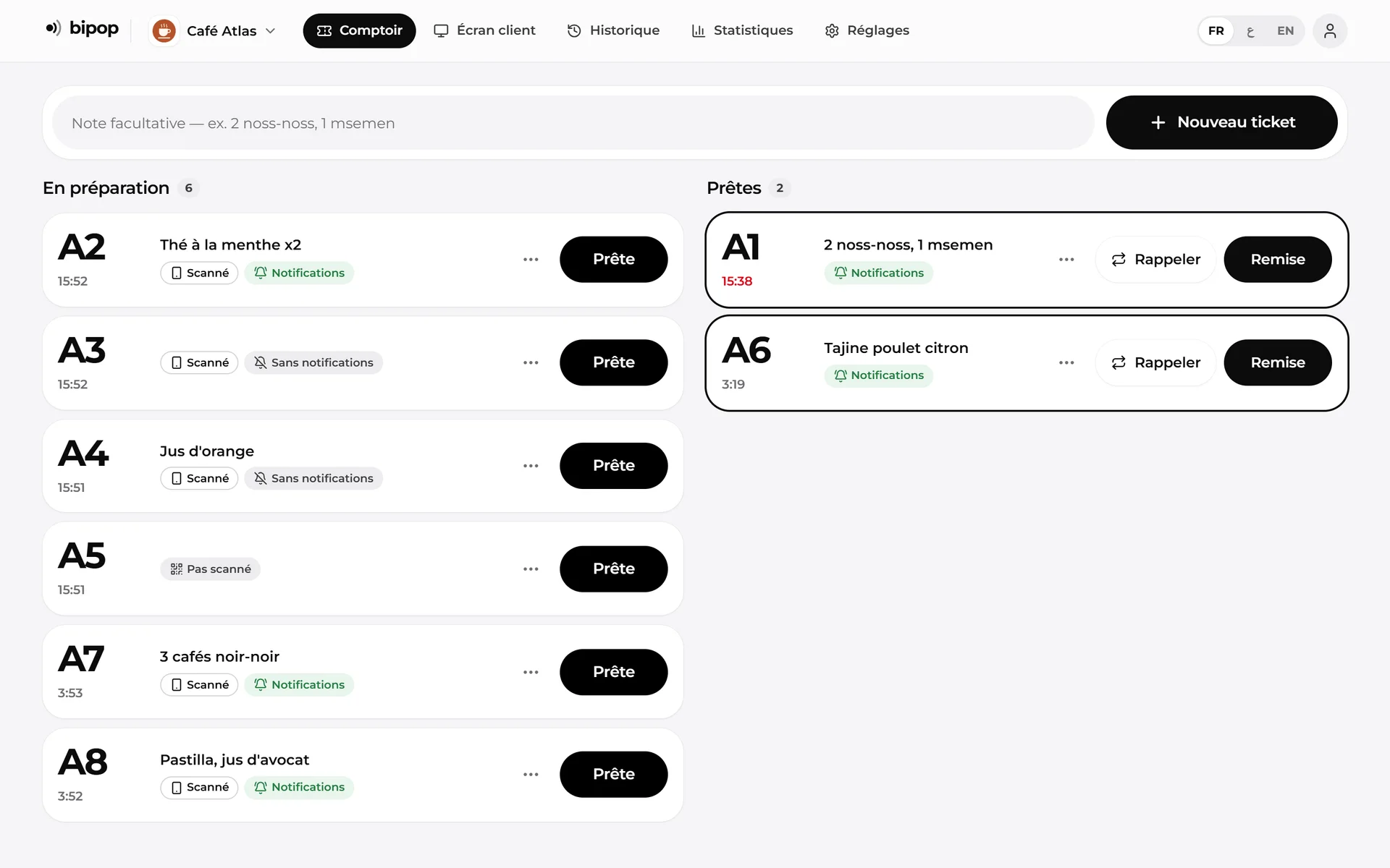 Comptoir en mode sombre avec les tickets en préparation et prêts